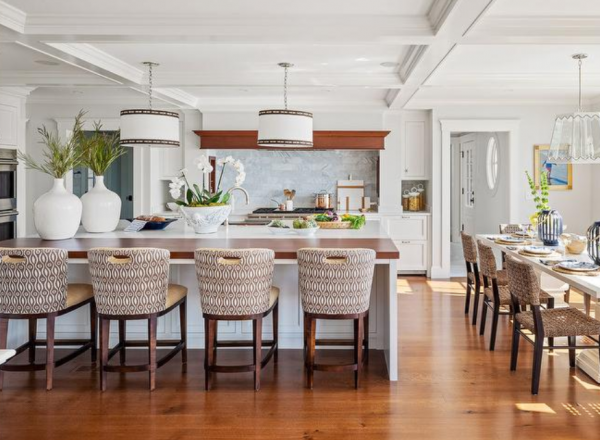 Dapur dengan island counter dan kursi kayu